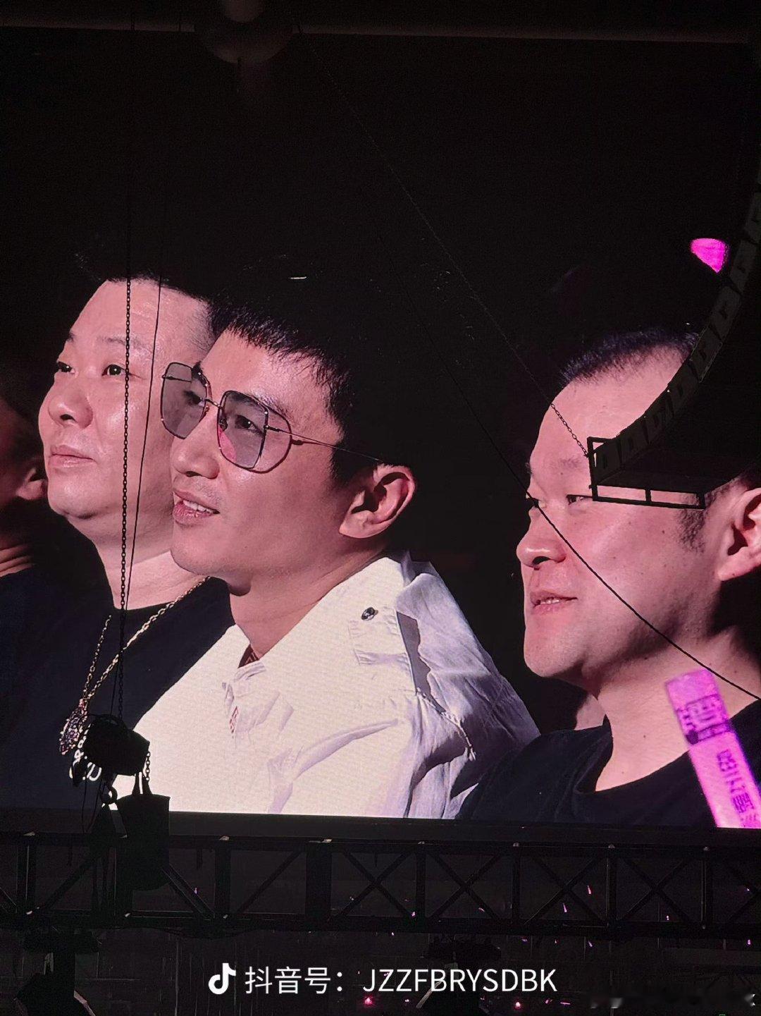 陈晓现身岳云鹏演唱会忙碌之余抽空看演唱会，陈晓尽情放松，快乐和开心都展露无遗。 