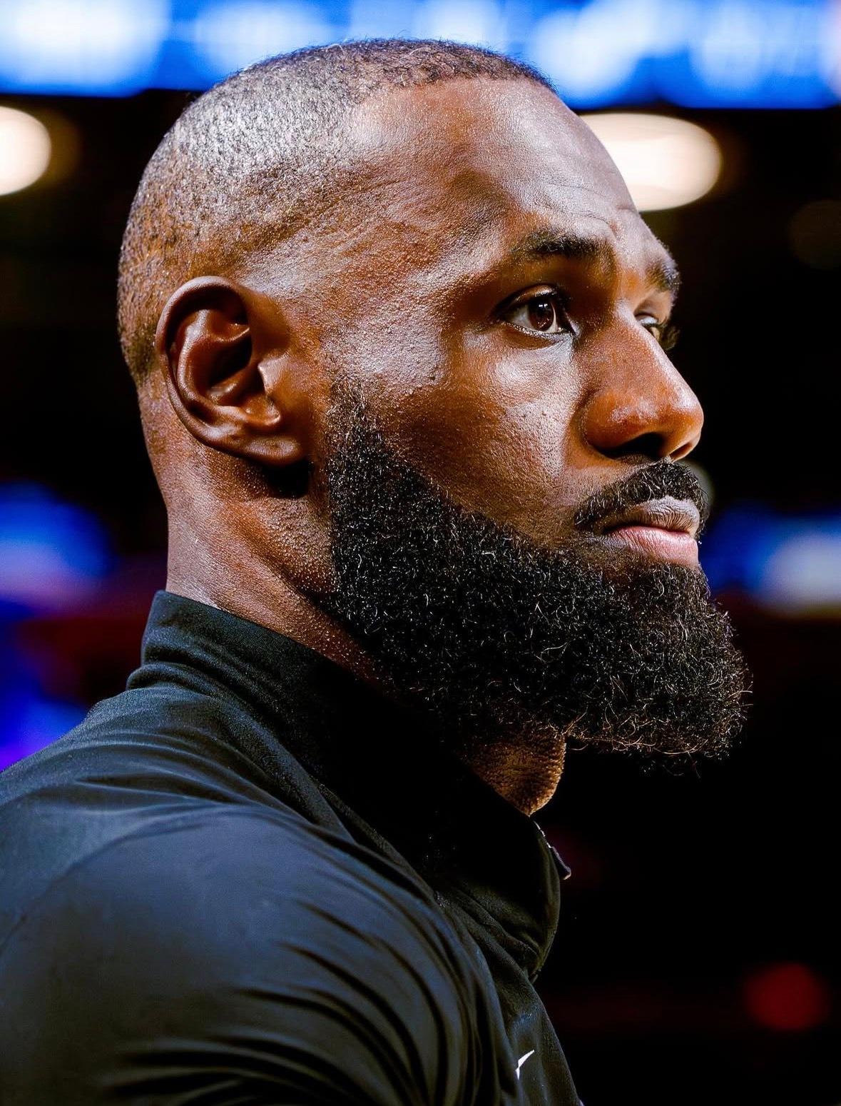 詹姆斯的记录，以一种非常完美的方式终结。在自己得到8分情况下，比分打平，球在他手