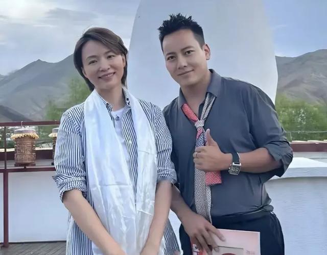 董卿的这张素颜照引发热议，有人说她脸部有些浮肿，气质大不如以前，我怎么一点儿也没