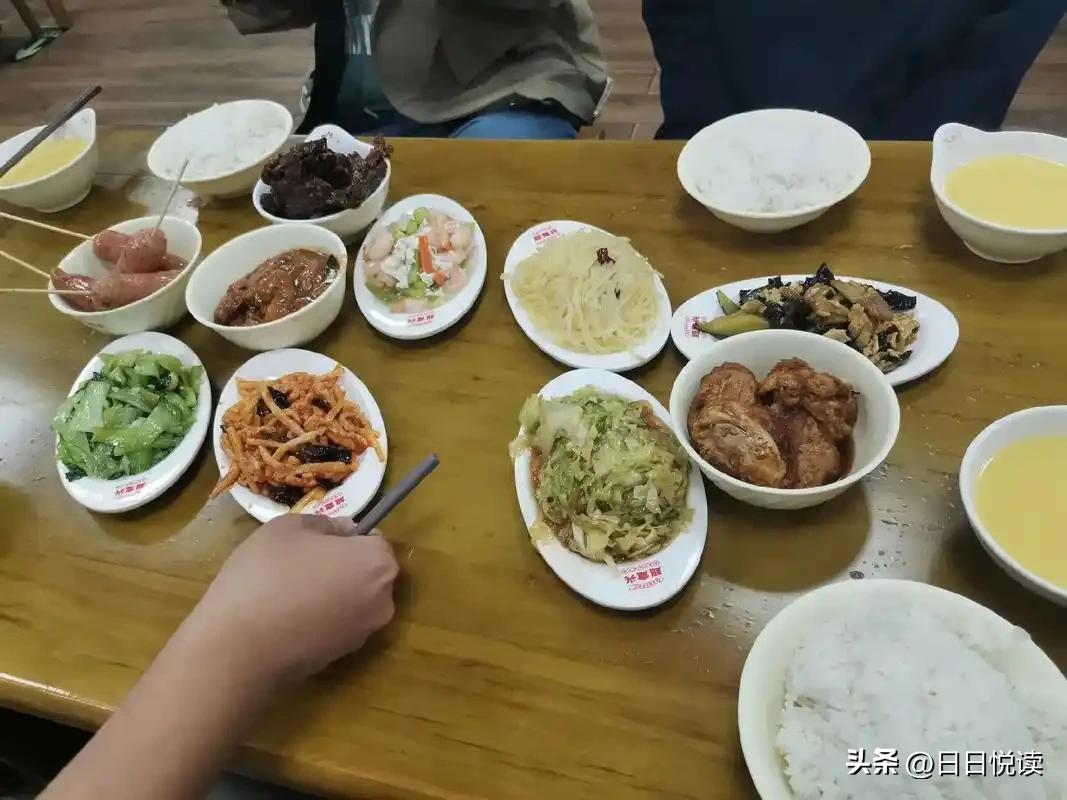 咱们普通人这辈子，最大的误区就是光想着“拿”，从来不想着“扔”。总觉得手里攥的东