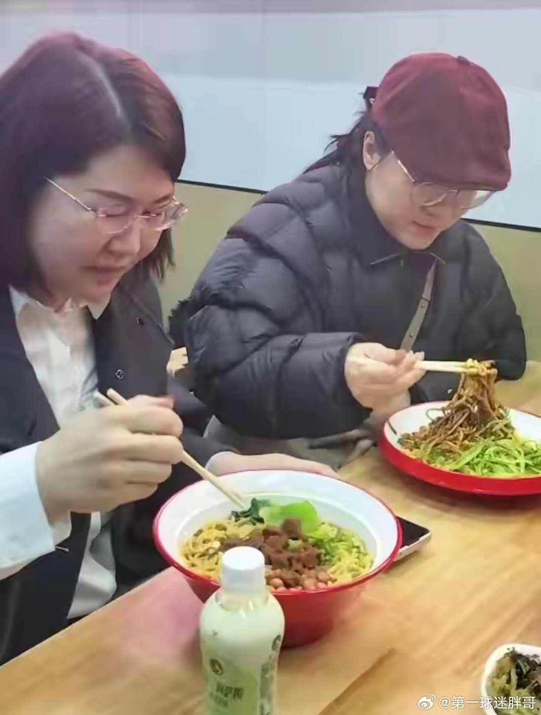 青岛用一碗看似普通的面条，串联起一对残疾夫妻跨越生死的承诺、全城善意的接力、以及