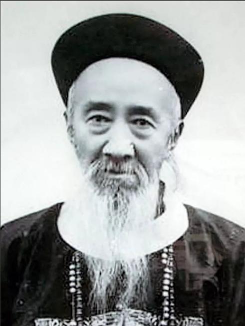 晚清，张之洞让侄子张臻提着一个皮箱，去当铺换200两银子急用，谁知掌柜打开箱子后