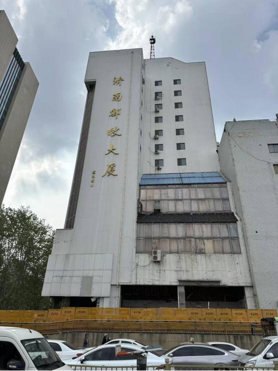 济南邮政大厦周围拉起围挡，开始升级改造！近日，记者注意到，位于济南市市中区经一路