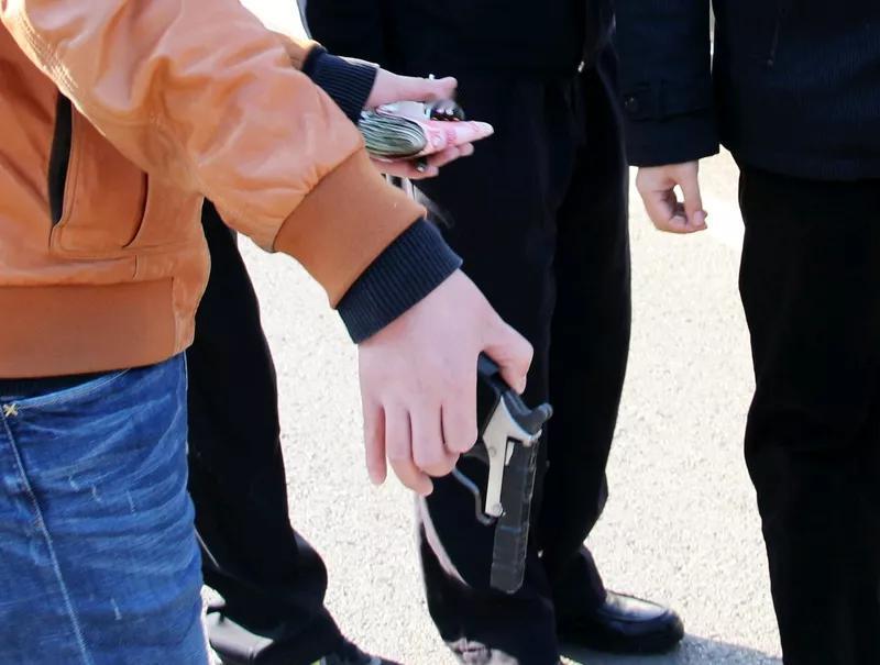 河南男子倪先生从银行取人民币一百七十万，放在银行门口时，来了一名劫匪，腰上别着四