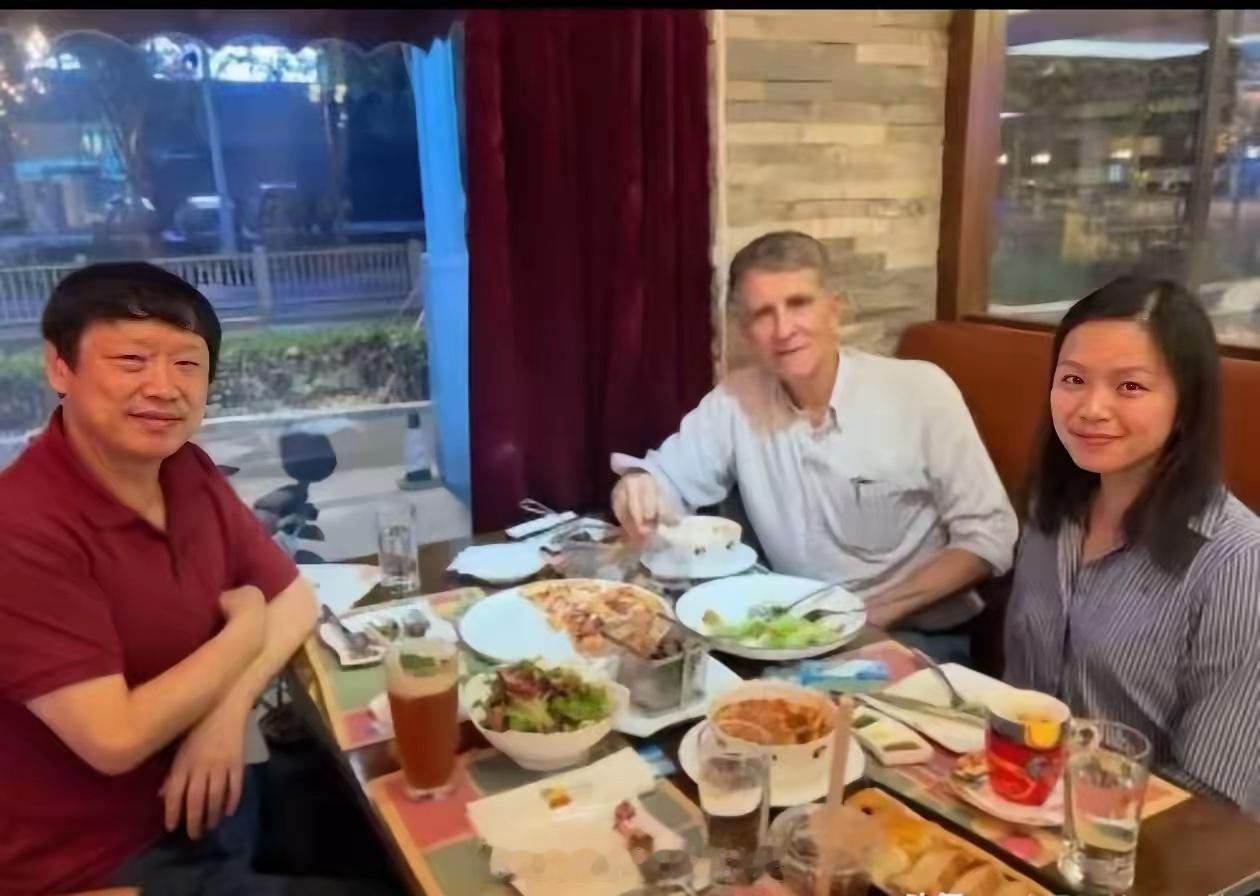 这个被驱逐的纽约时报记者王月眉竟然和老胡吃过饭，这老胡不出来谈谈嘛