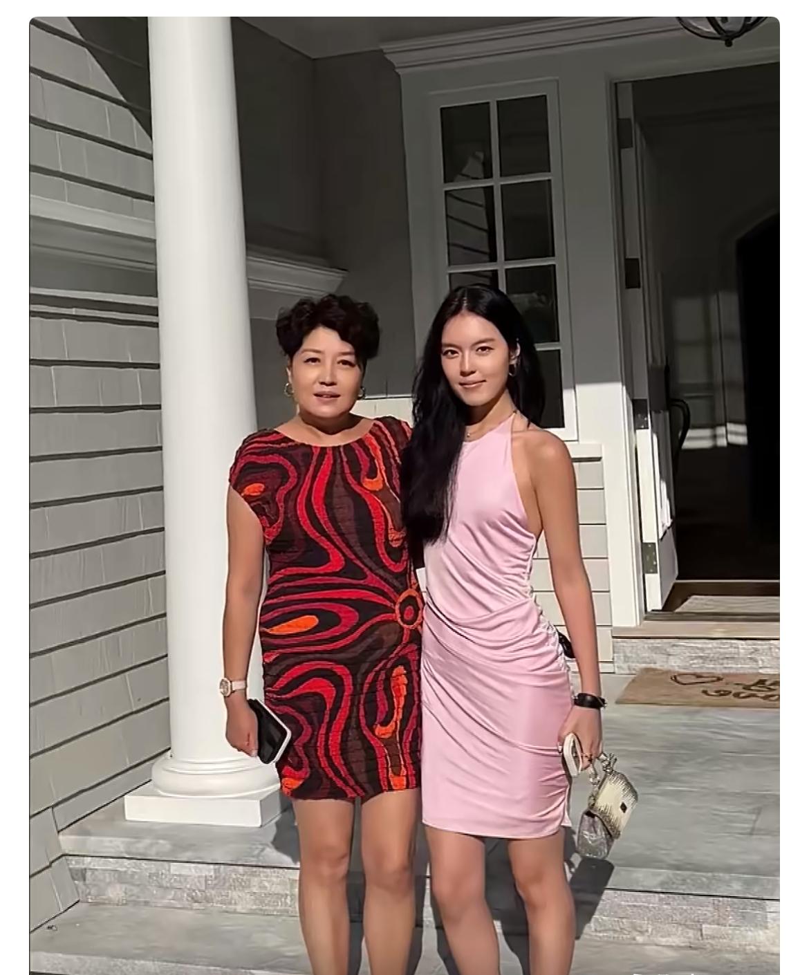 近日哈文分享了与女儿法图麦的合照，母女二人的状态引发不少网友感慨。镜头里的法图麦