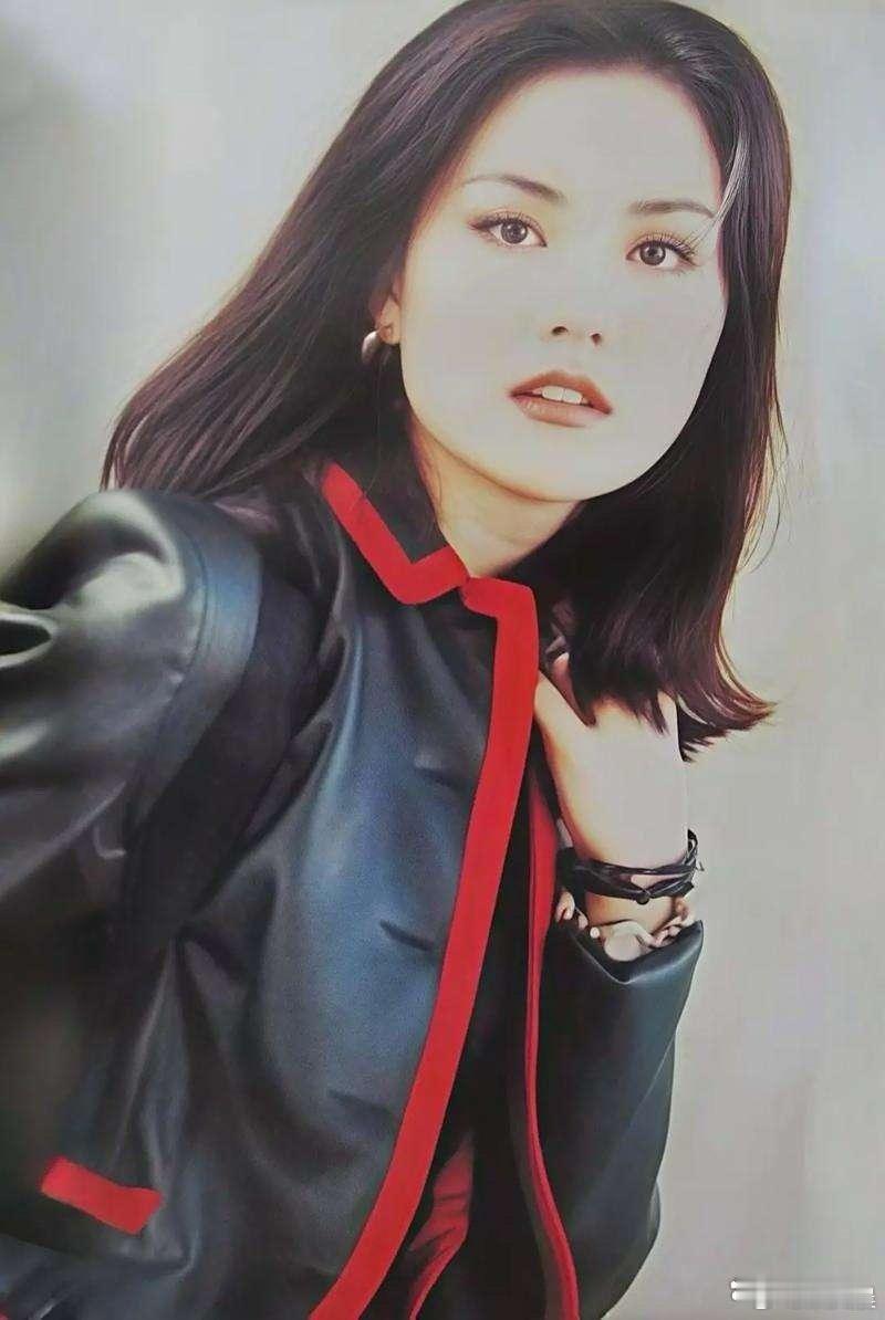 年轻时的王菲真好看，清纯随性，越看越耐看。 ​​​