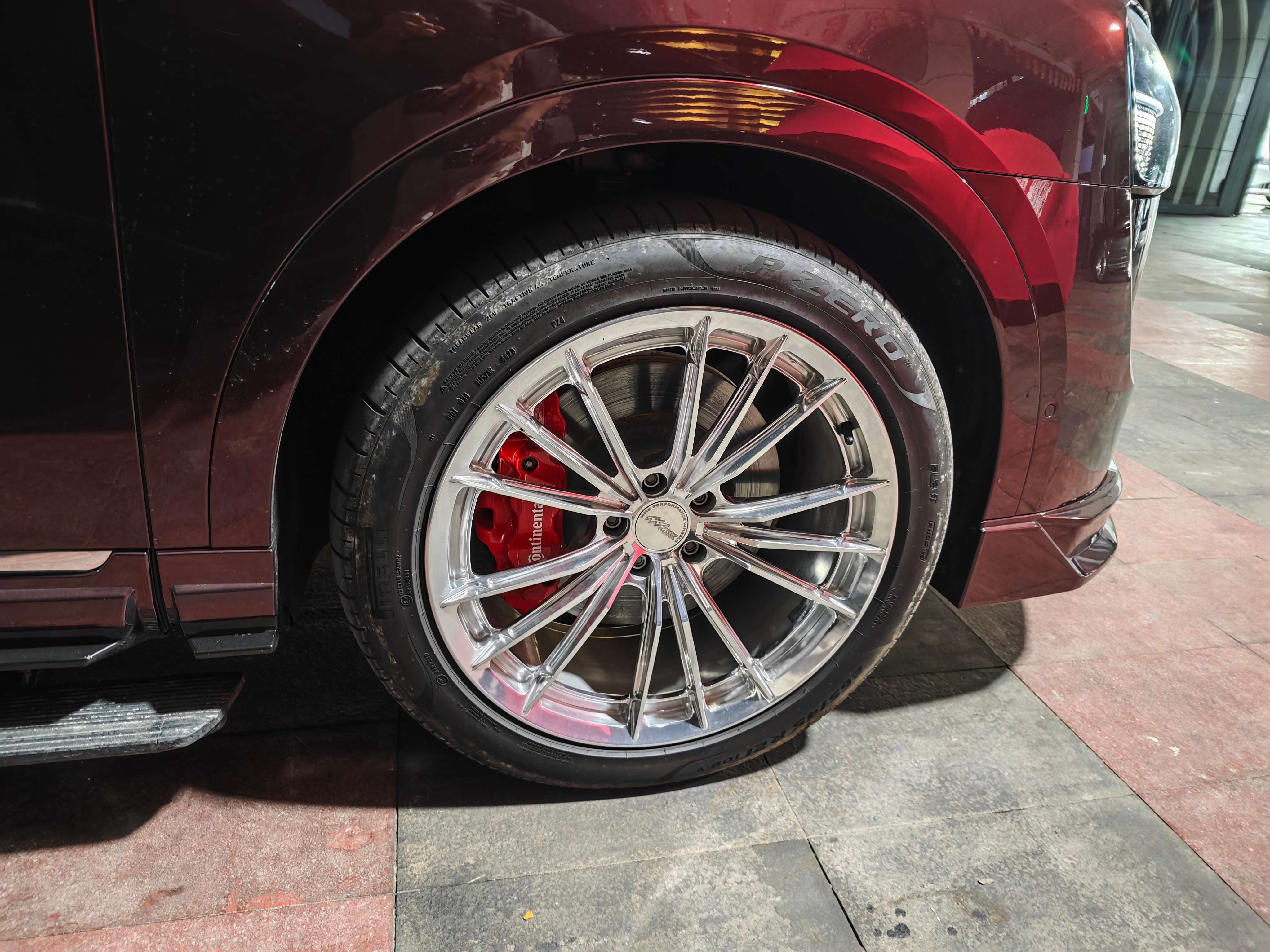 昨天去参观了一个豪华版改装的m9接待车，问界这样子改一下，我觉得确实好很多 