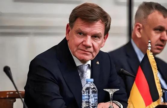 德国外长当着全世界的面，一句话把桌子掀了：我们宁可被美国一脚踹开，也绝不会回头看