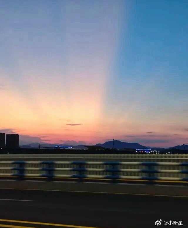 相册里总有一个不可战胜的夏天总爱翻相册回看那个夏天，不用纠结未来，不用烦恼琐事，