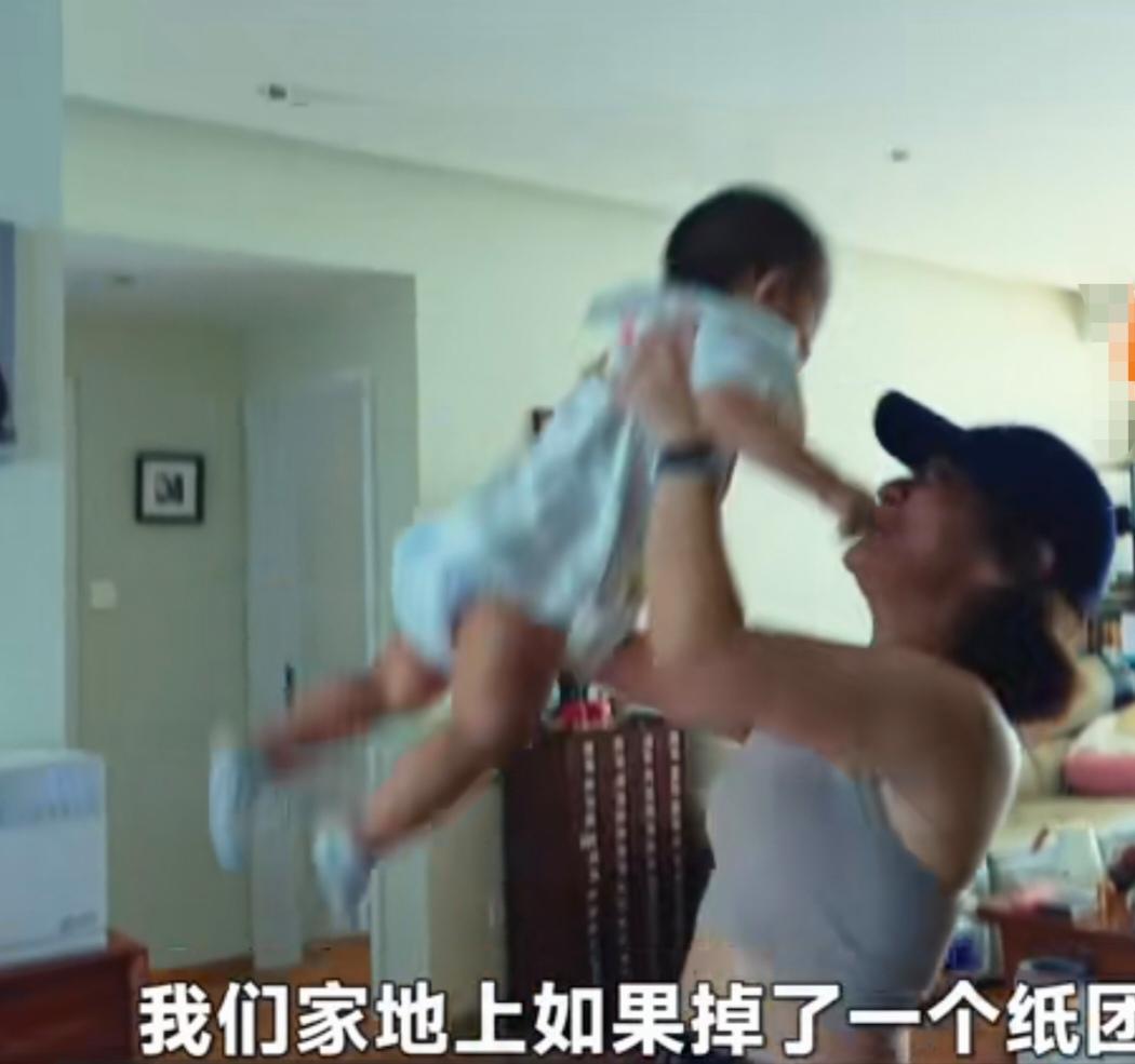思文这段话，我瞬间破防了。

思文：“我们家地上如果掉了一个纸团，我是不会去捡的