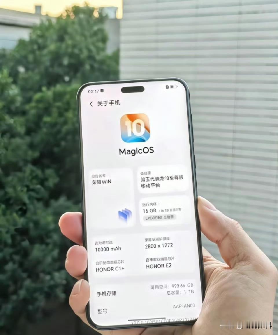荣耀将成为首个
搭载10000毫安大容量电池的手机厂商。这已经是实锤了。
目前流