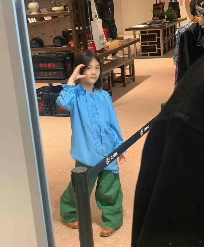 陈冠希女儿，跟他爸爸长得挺像的呢。 ​​​