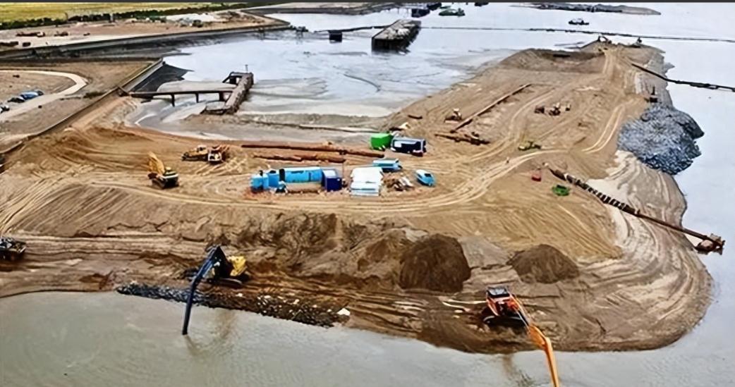 填海这个方法好，能够一劳永逸解决台湾问题！十万辆渣土车日夜交替、加上几万台挖掘机