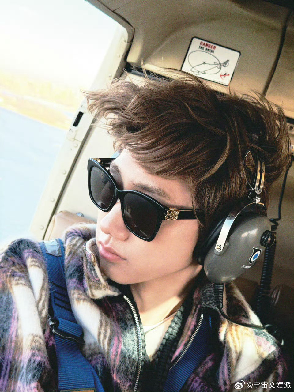 汪苏泷新巡演海报汪苏泷明日世界演唱会海报 满钻几何头盔与半透遮面设计充满未来感，