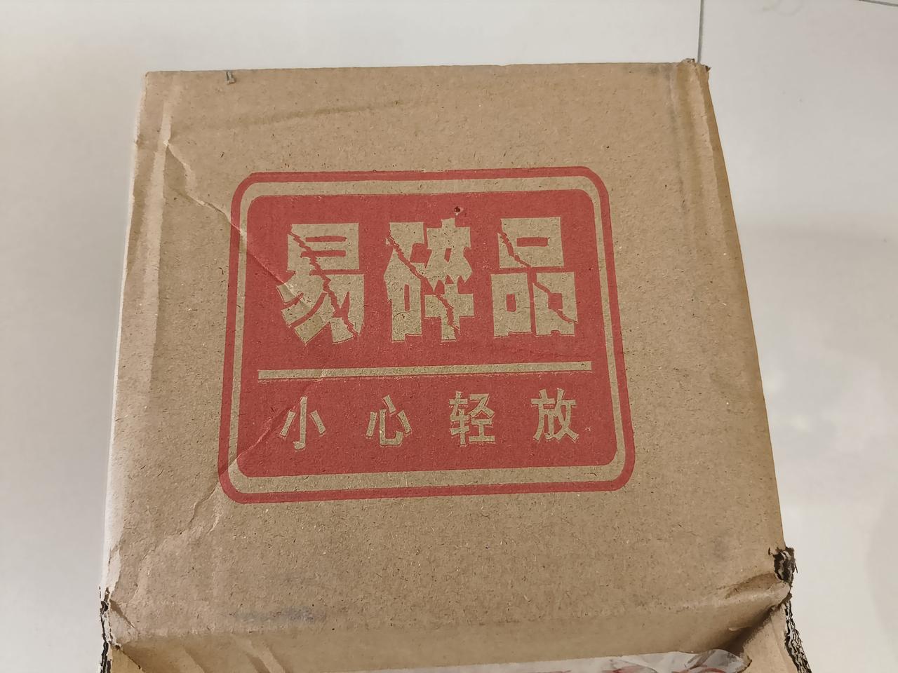 快递卸货真的非常暴力，
写着“易碎品”的快递也被无差别地从厢式货车扔下来。就上午