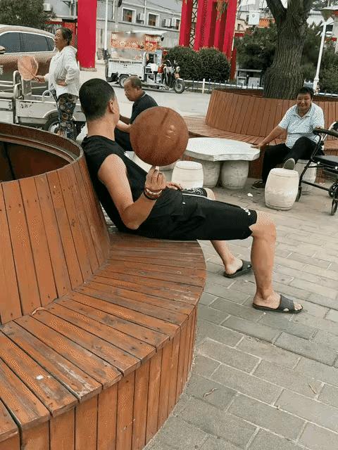 NBA退役的吧，这一投何止三分啊？！