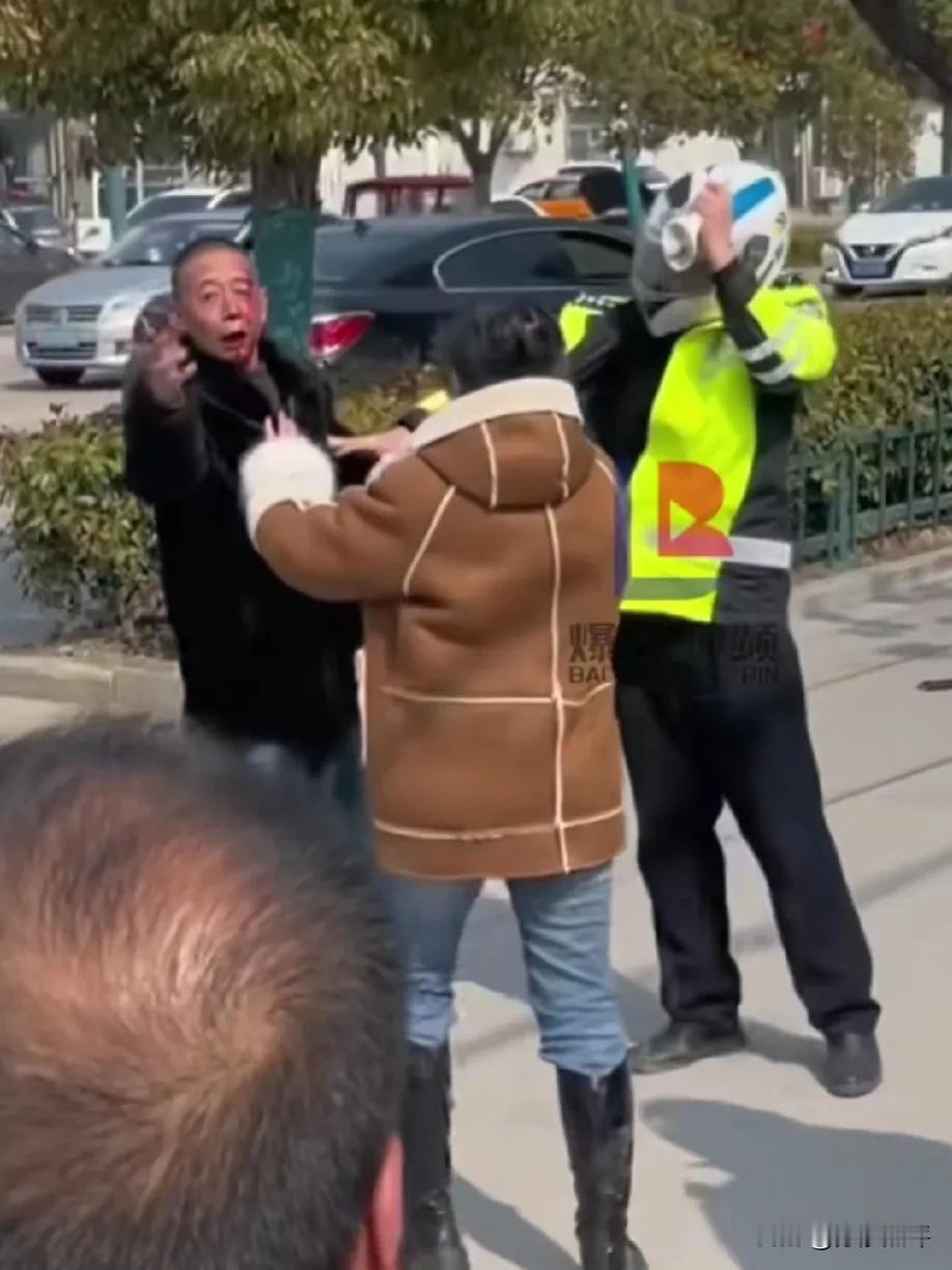 “流血了！警察打我！”3月2日，江苏连云港，交警与一名男子发生撕扯，男子头破血流