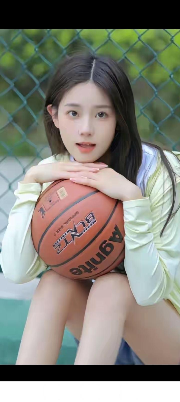 球影动如风，少女笑语中。