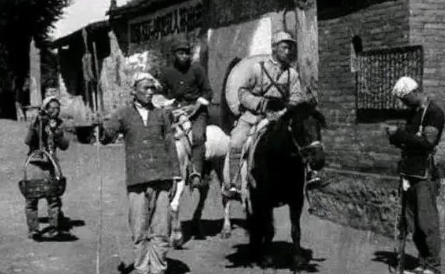 1938年，八路军王金英因为病重，被秘密送回家乡休养，不料邻居却跑去告密，鬼子直