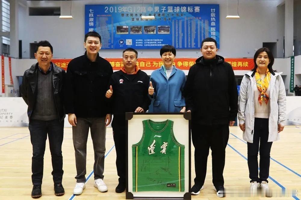 作为铸就辽篮三连冠的功勋教头，杨鸣选择卸下了教鞭，这位从 “最帅主教练” 熬成满