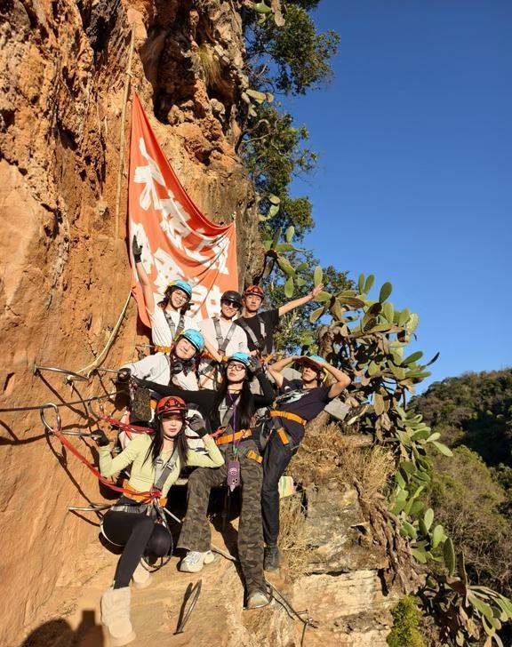 🧗‍♀️宜良新晋野趣悬崖+洞穴飞拉达
📍导航：宜良九乡摩索田营地
🚗车程：