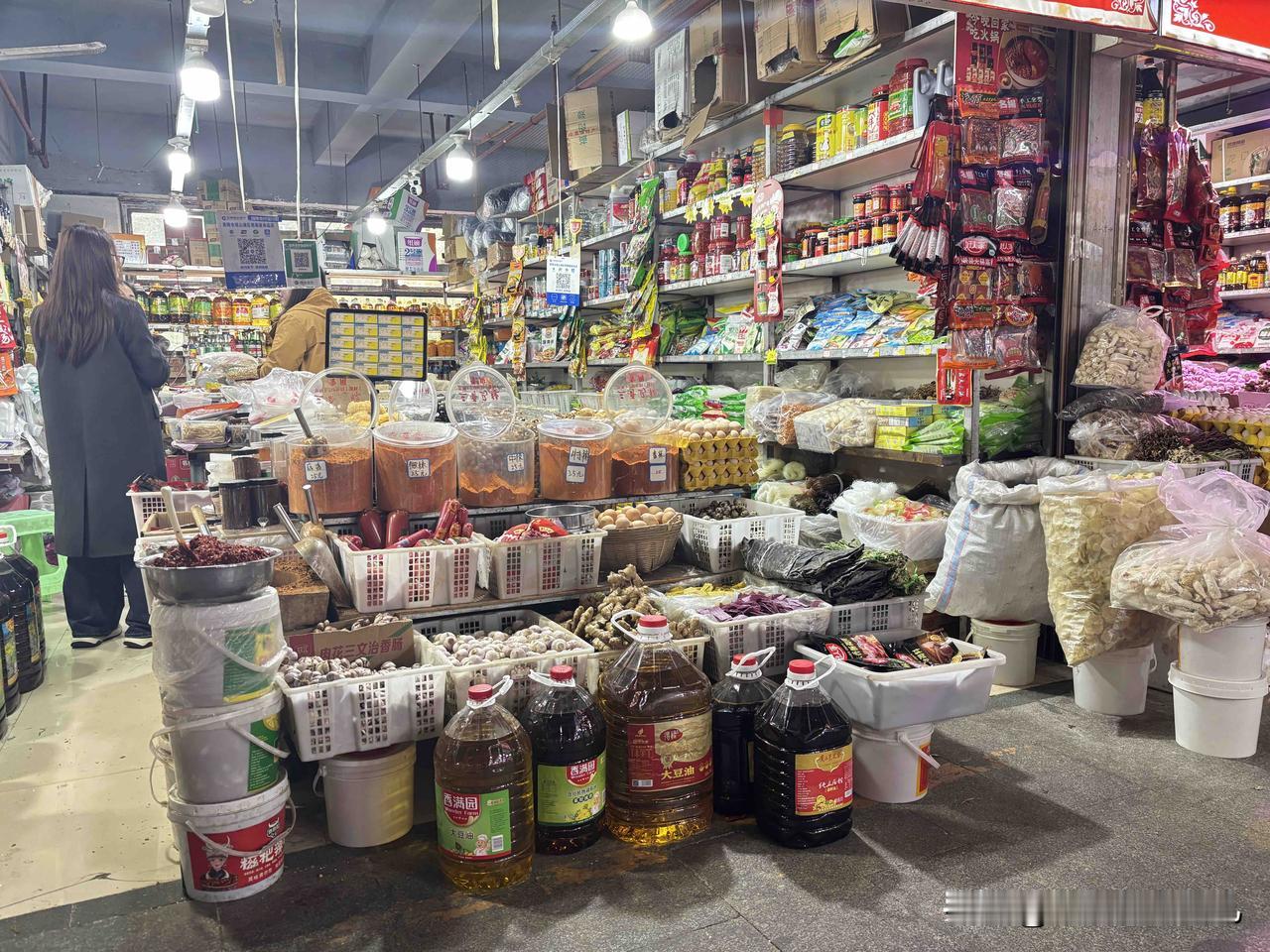 来感受当地的菜市场氛围
也是一种别样的体验
菜市场