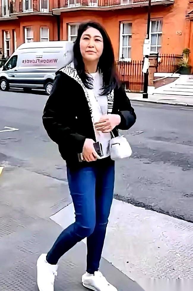 刷到一张照片，愣了半天。
这是谁？有点眼熟，但又完全想不起来。再一看名字，英拉。