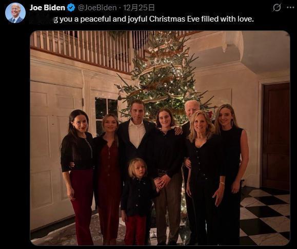 平安夜合照中，拜登隐于角落，其子亨特反成画面焦点。此前亨特在节目中公开批评父亲，