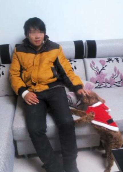 2014年，四川一名18岁青年网购24支仿真枪，次年遭判无期徒刑。法庭上，他声嘶