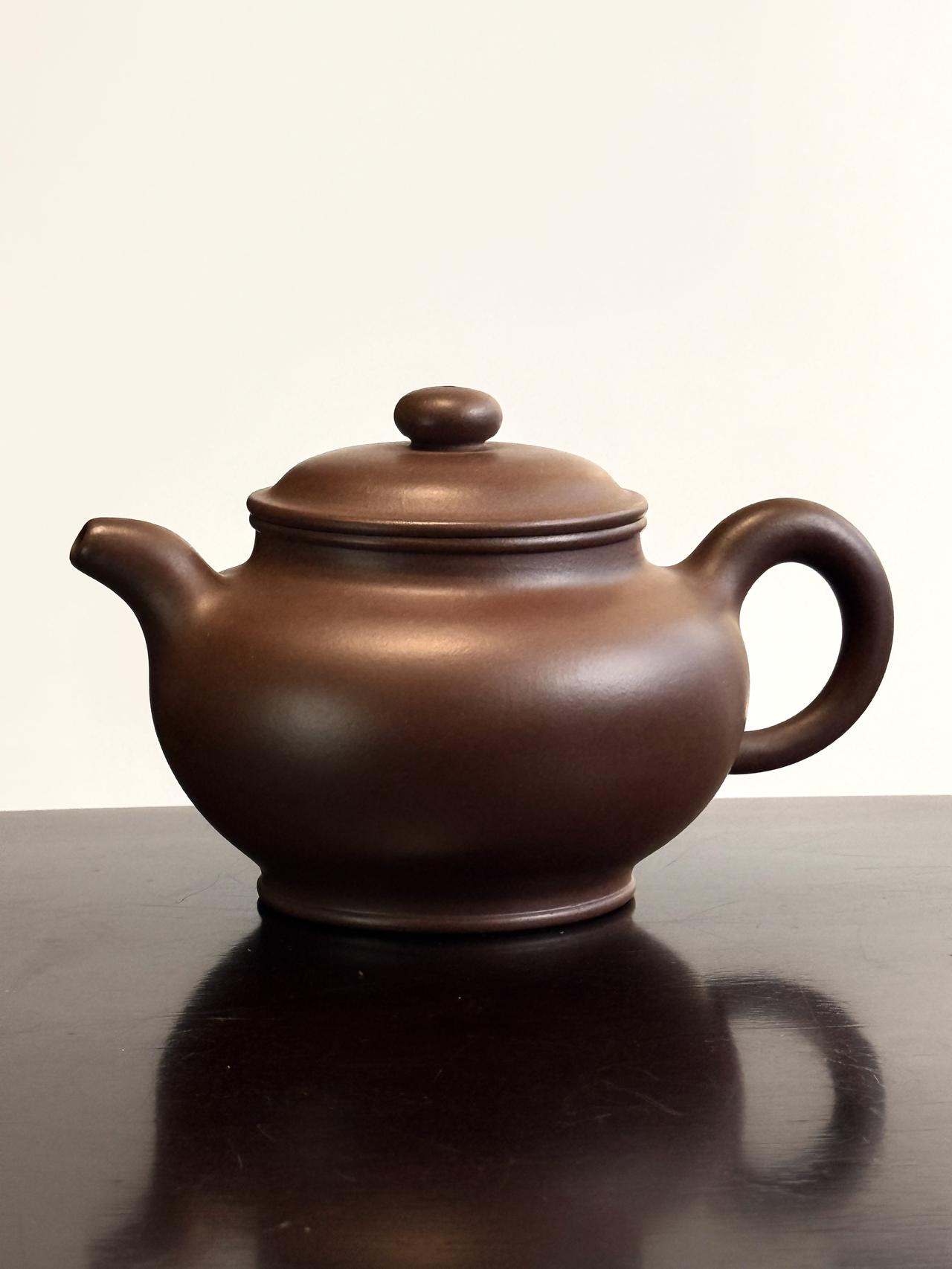 玩壶的乐趣，不只是泡茶。
还有型体韵味的满足，尤其是你的壶KO了你曾经以为的高货