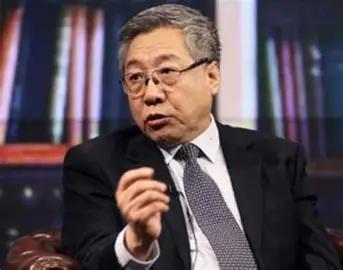 这两天"彻查郑秉文"的呼声突然在各平台冒出来，很多人都在问这人到底怎么回事。
郑