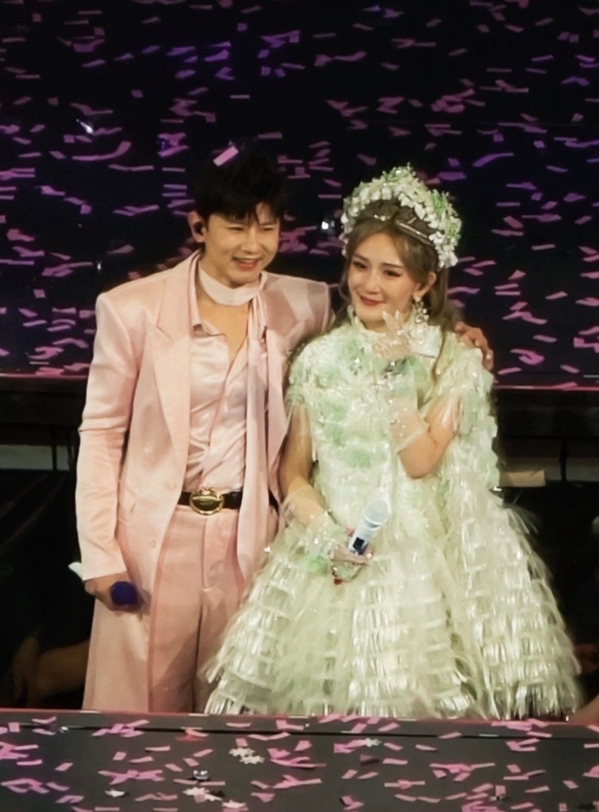 张杰谢娜持续掉粉谢娜开个演唱会两夫妻都掉粉了吗？这么夸张？还是说掉的那些本来就不
