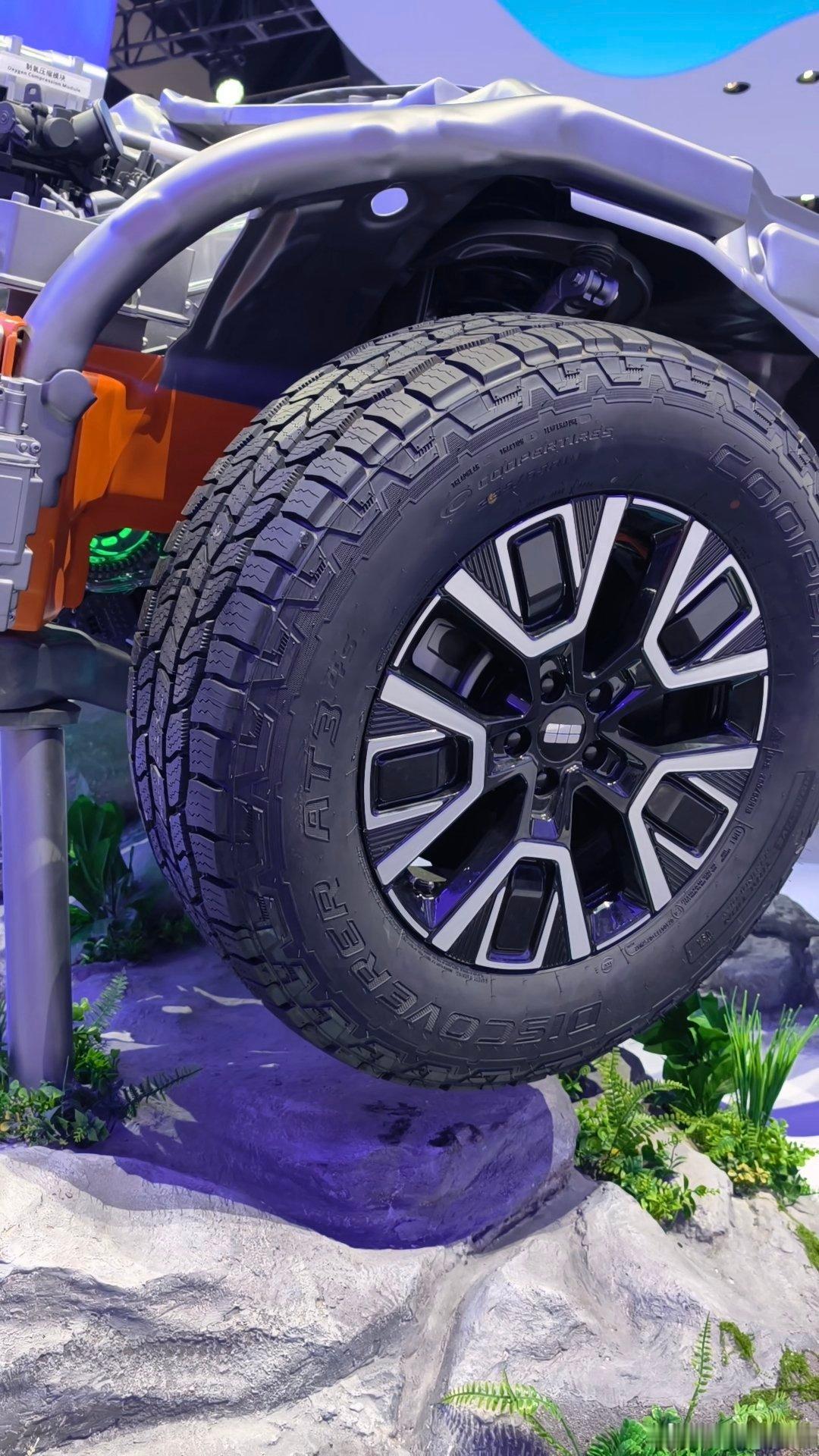 现来看战舰700的平台可以看到非常多的骚东西。前单P3后双P4的3电机，马力超千