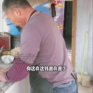 河南周口的一位老爷爷，遭遇了一场让他心碎的“家贼”风波。他年仅16岁的孙女偷拿手