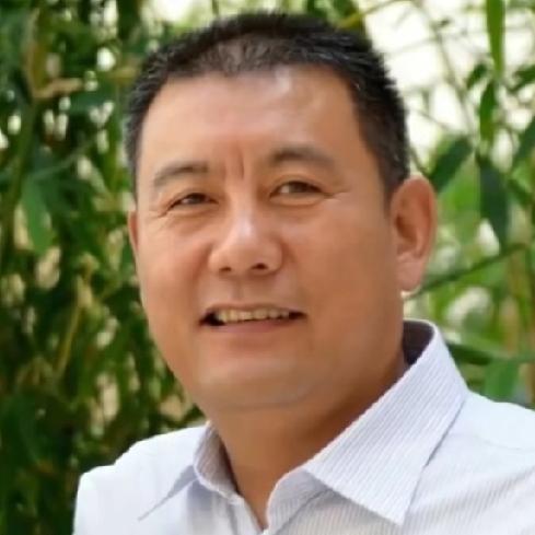令人痛心，
又一位大咖去世，
今年才57岁，他就是很多读者都熟悉
的甘肃作家王新
