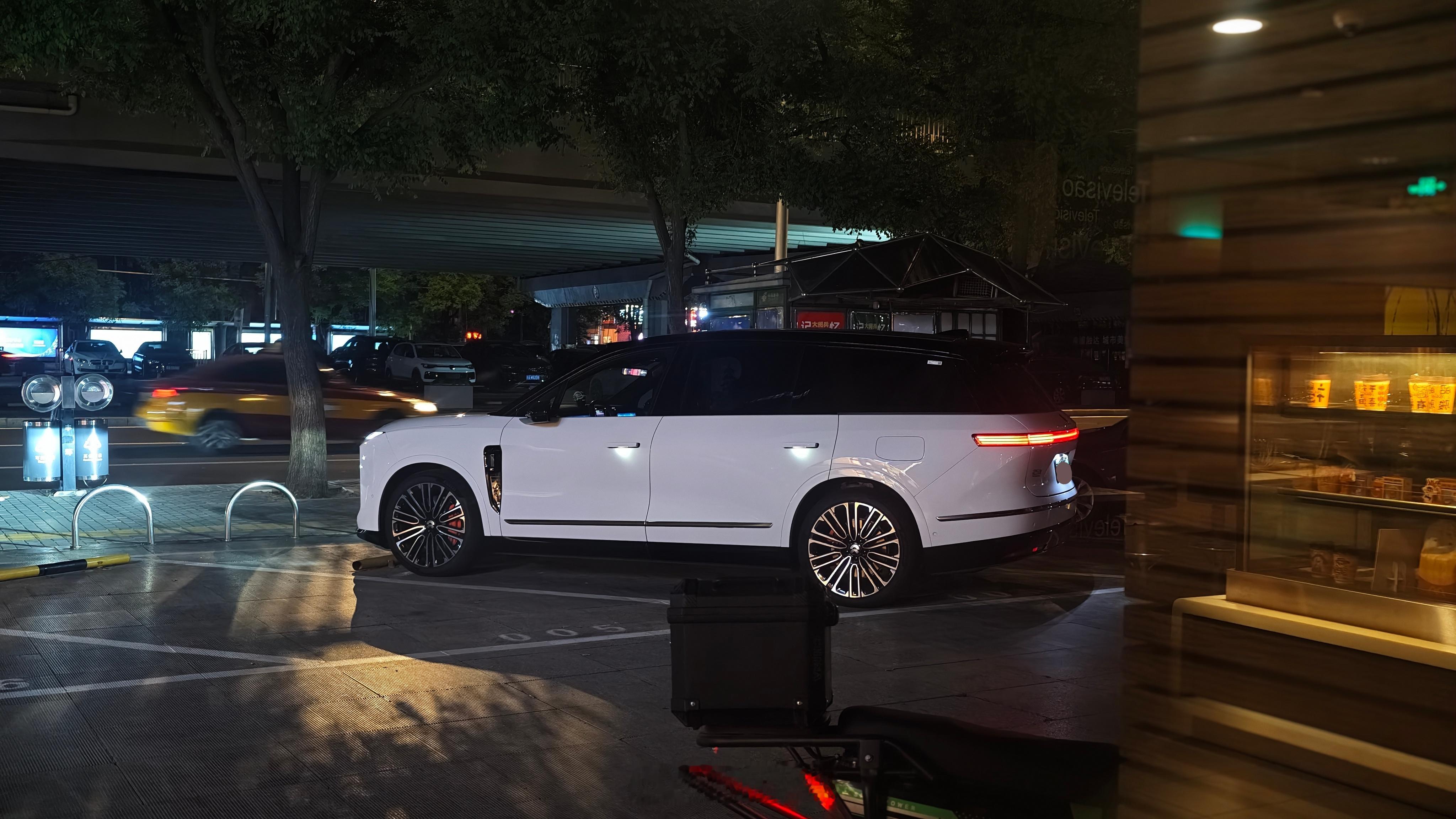 开着蔚来ES8来吃宵夜。这代车变得圆润饱满了一些，褪去了很多棱角，少了蔚来之前的