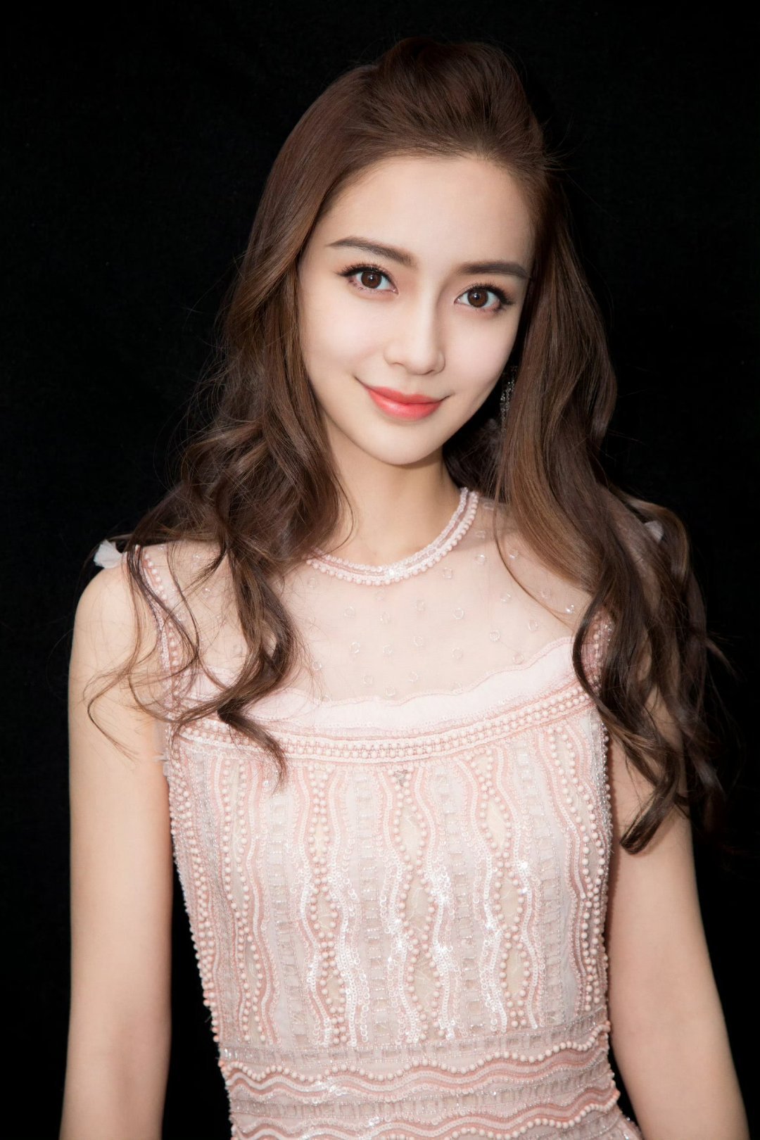 angelababy  [兔子] 杨颖 早上好呀宝贝们!各位将将那边的天气如何呢