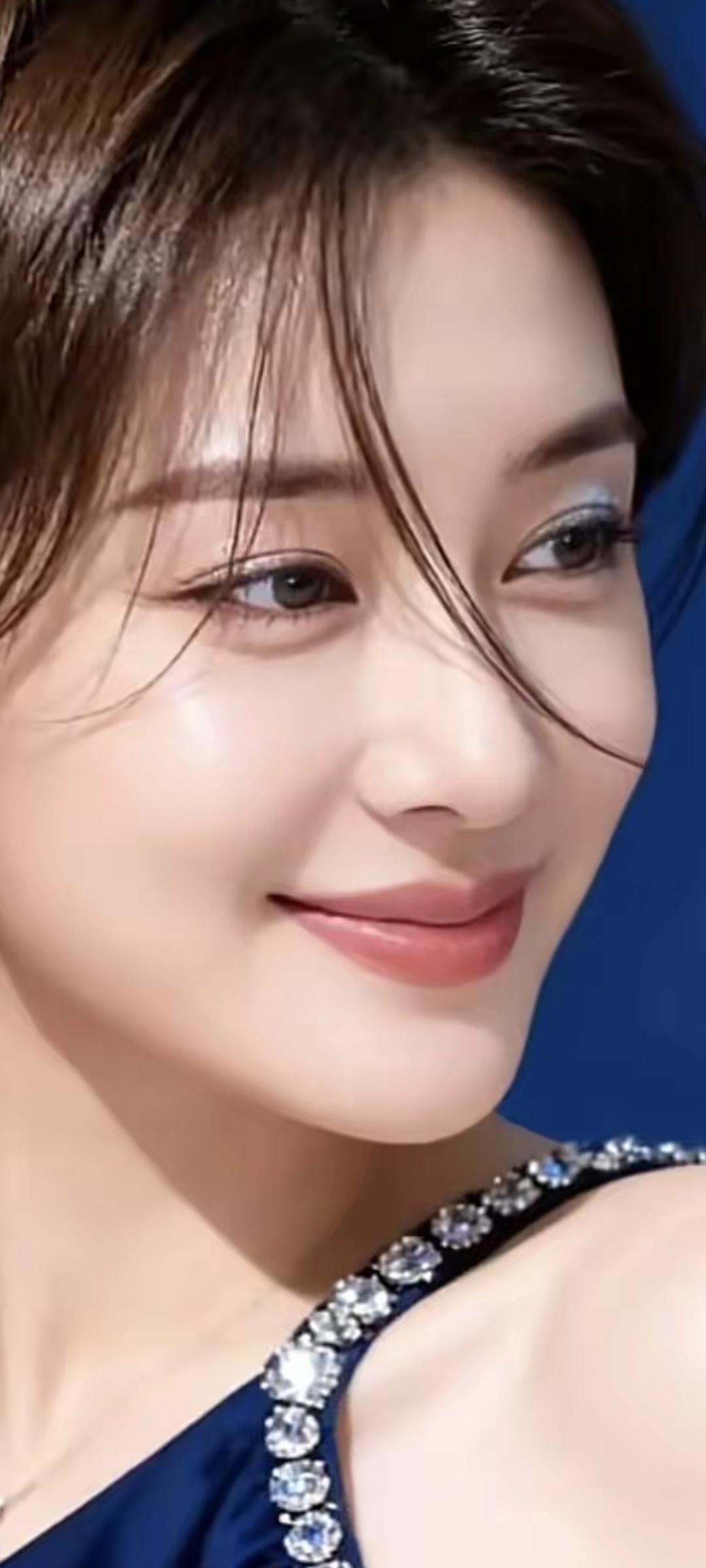 甜美笑容，闪耀蓝宝石，优雅气质，完美妆容