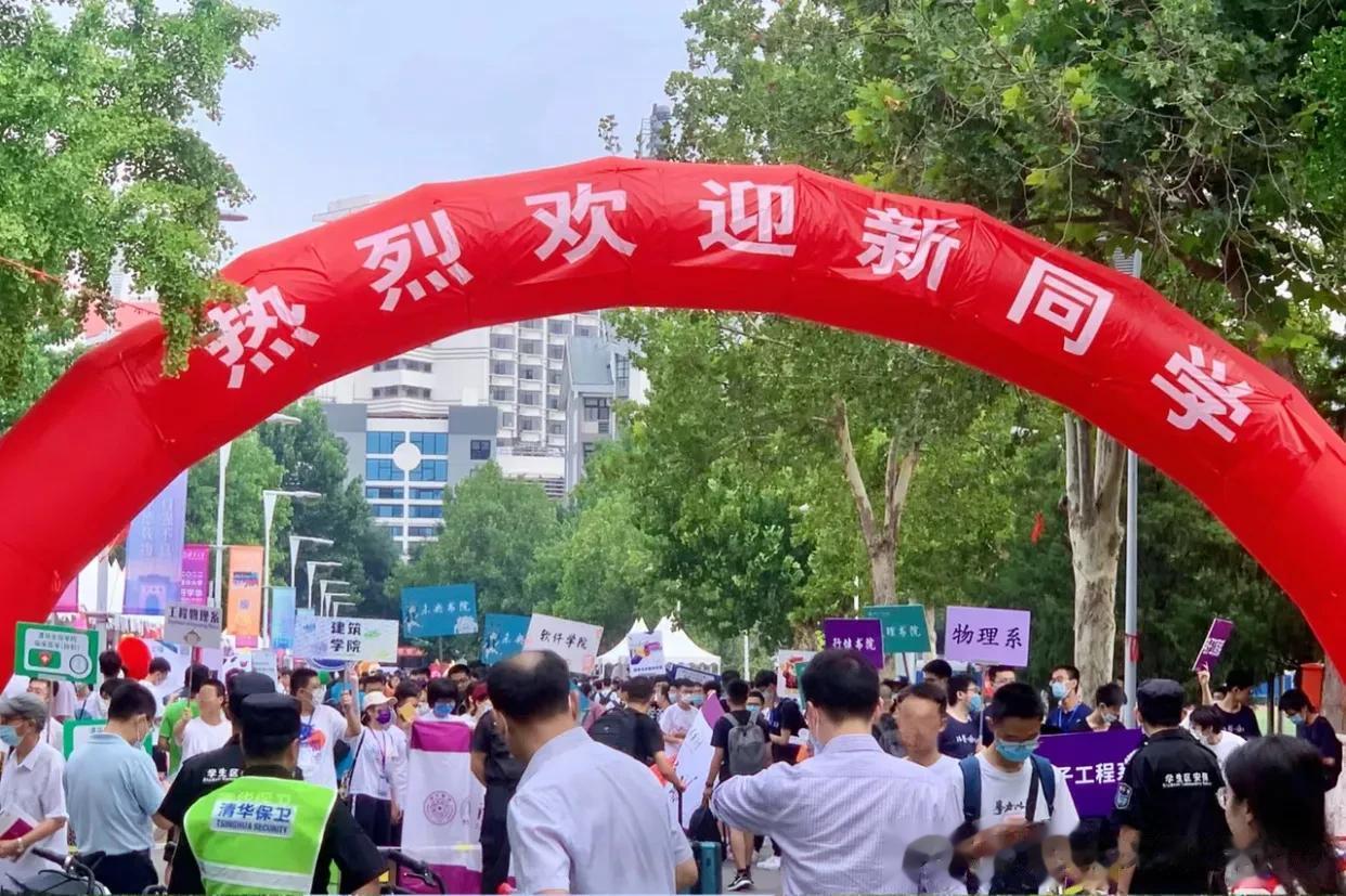 不知道大家发现没，现在大学生开学越来越贵了。

每个准大学生开学前都要准备手机，