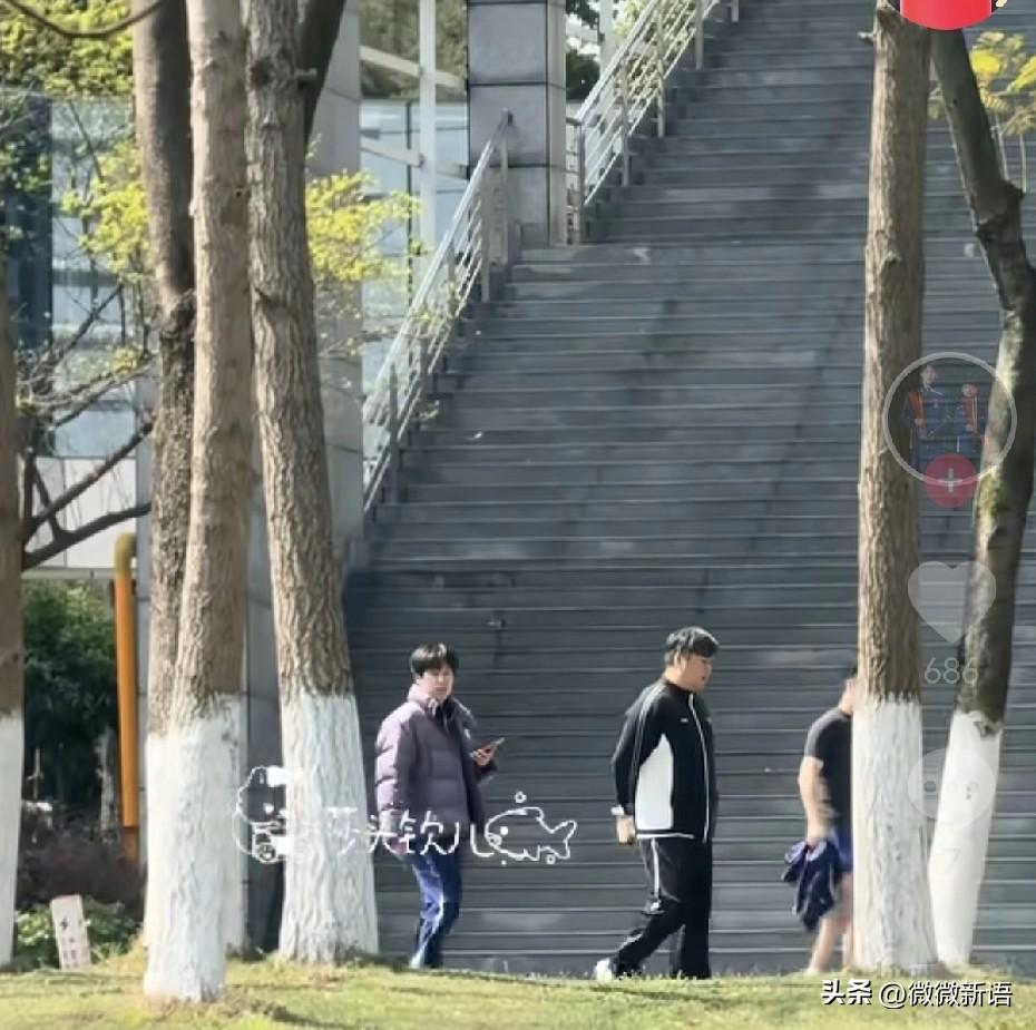 还真的是二八月，乱穿衣啊。
今天的成都天气看起来不错，王楚钦和孙逊教练、牛冠凯走