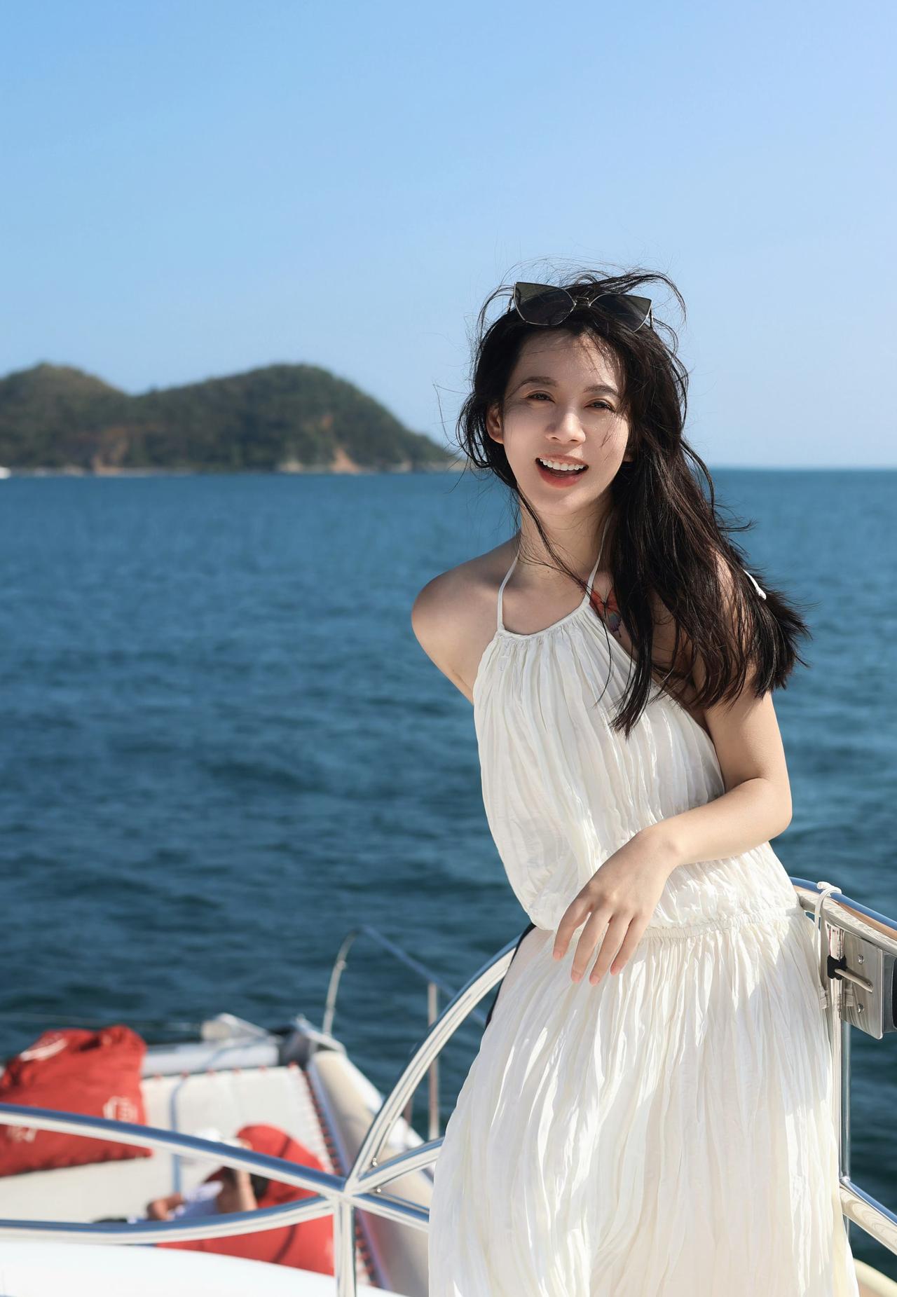 有人选择延续假期的明亮色系来延缓“节后综合征”，用活力穿搭提振精神；也有人偏向沉