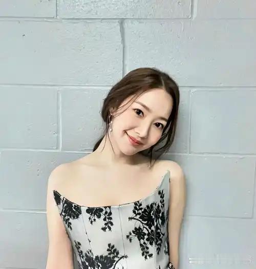 会捏脸的不只有女娲娘娘，还有朴敏英的整容医生。
 
在整容产业发达的韩国，她是为