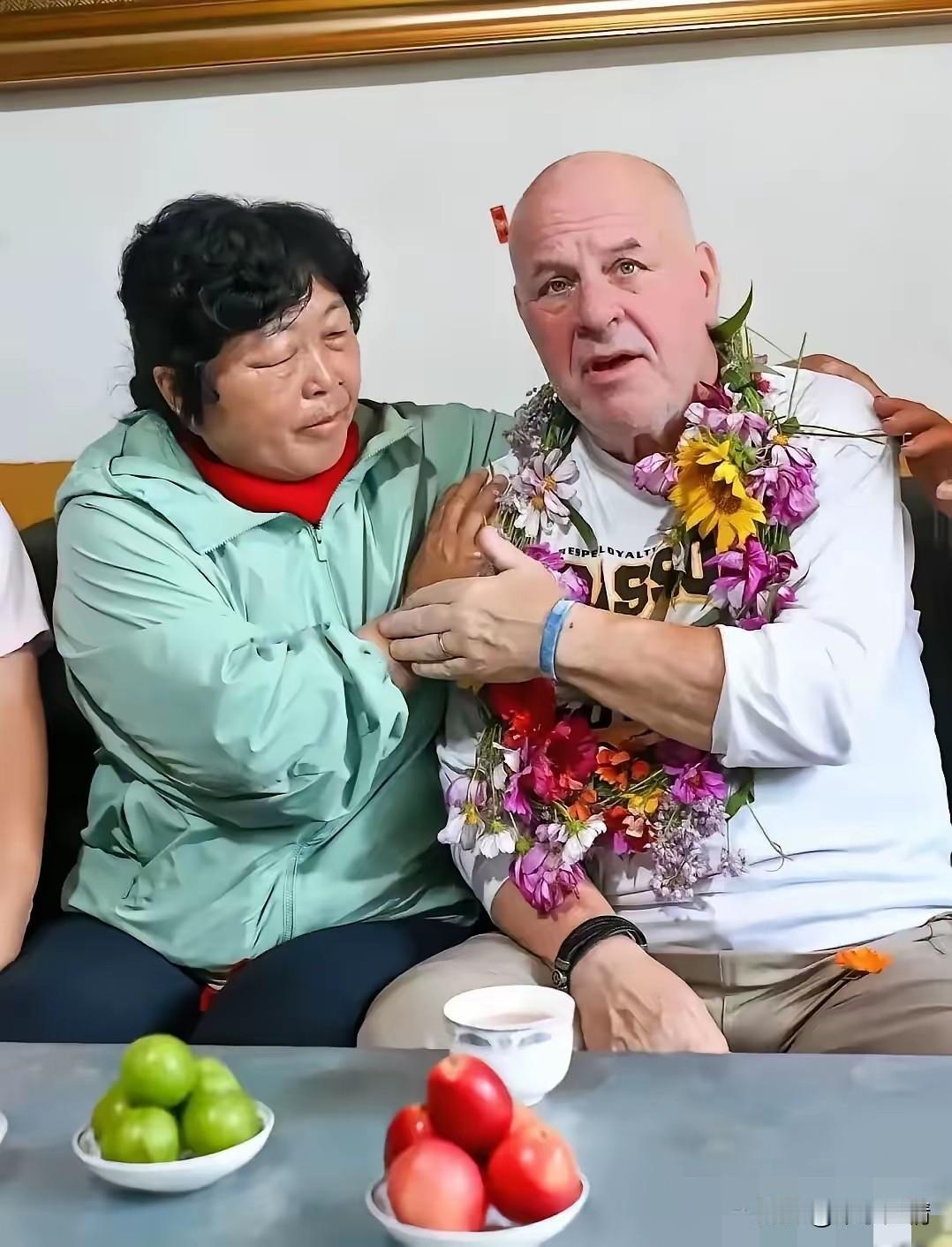很多网友好奇，赛考斯跨越万里赴中国赴约，路费吃住是谁承担？
 
这个问题问到了点