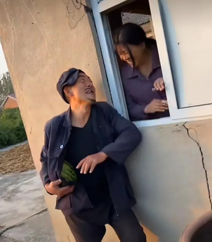 ：瞧着邻居探头探脑的模样，新鲜大西瓜咧着嘴，真让人忍俊不禁！哈哈哈乡下趣事 农村
