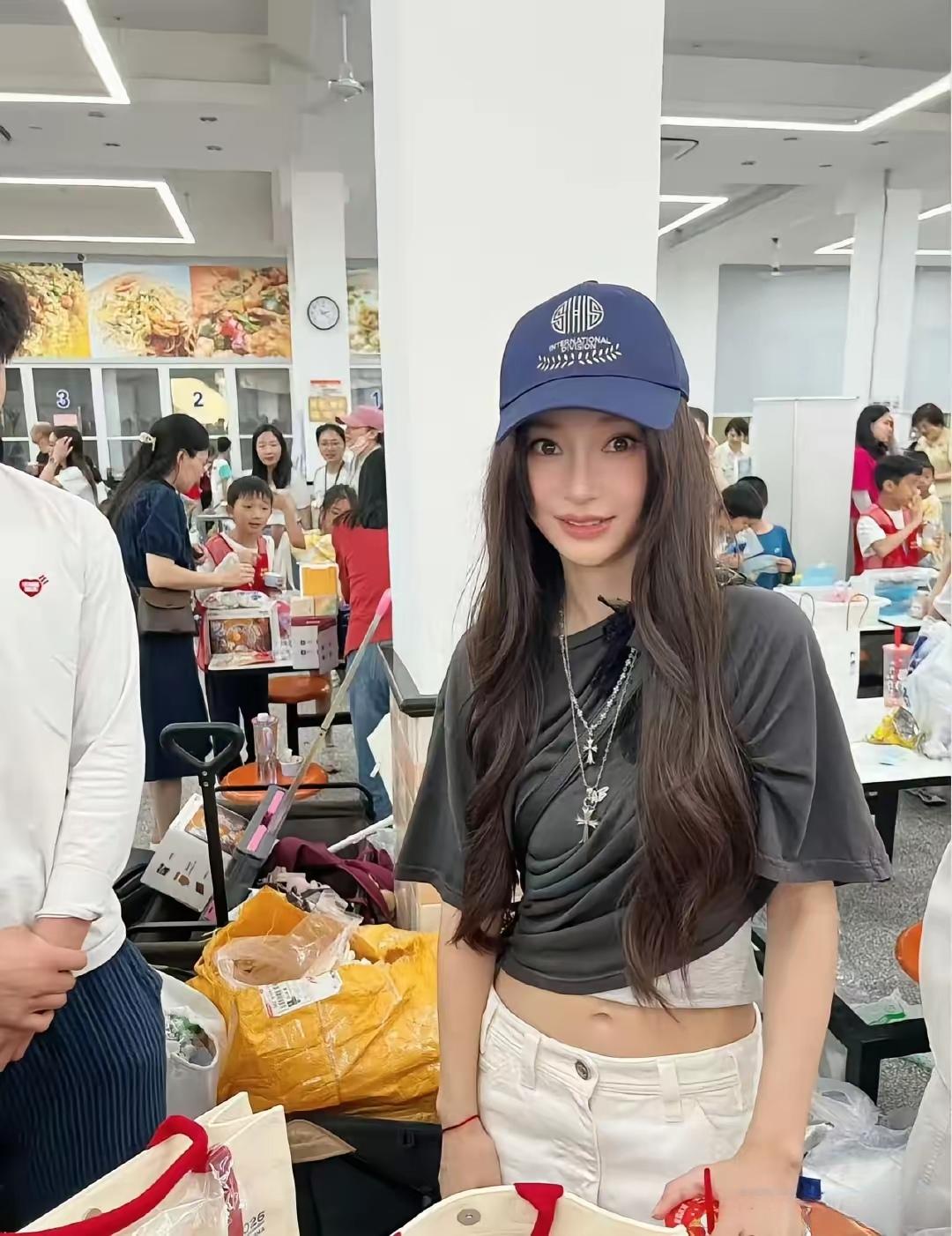 杨颖参加儿子学校活动。

她穿着露腰的上衣，被说在这样的场合，如此着装不合适。