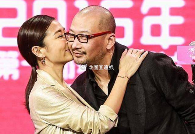 导演管虎拍戏回到家后，陪女儿在沙发上玩耍，他盯着女儿看了良久，突然觉得女儿长得不