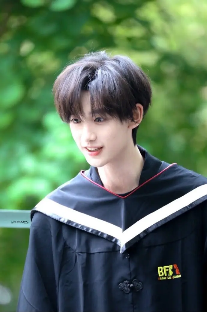 时代少年团-丁程鑫 北电我毕业啦。丁程鑫本人通过微博账号“时代少年团-...