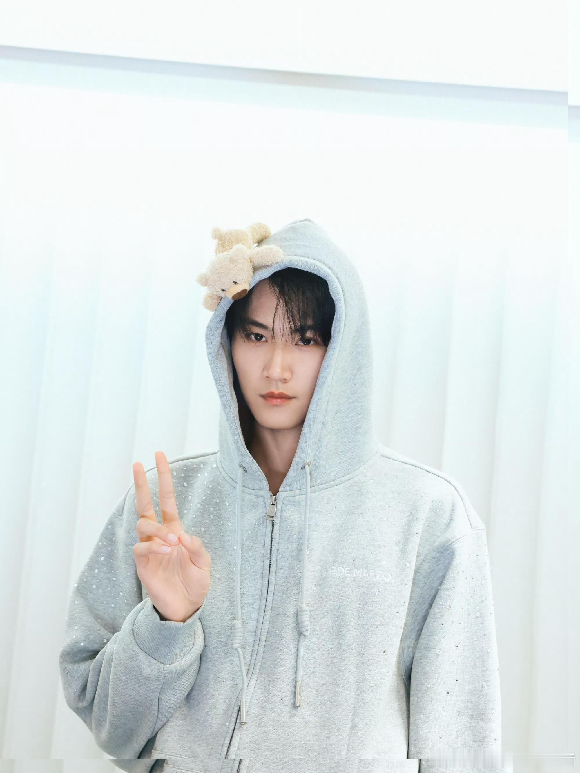 周柯宇二月行程图，满眼望去都是商务拍摄