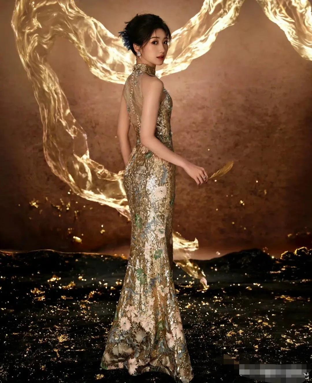 毛晓彤身穿鎏金旗袍好大气，盘发精致典雅，配上那灵动的眉眼，喜庆又贵气。 ​​​